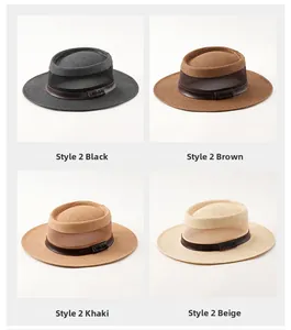 Dettaglio di cappelli di paglia in quattro colori con maglia e fascia in pelle
