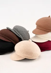 Gedetailleerde textuur van wollen baretten in diverse kleuren met warme winddichte stof