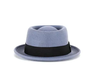 Détail du feutre de laine du chapeau pork pie avec un ruban noir décoratif élégant
