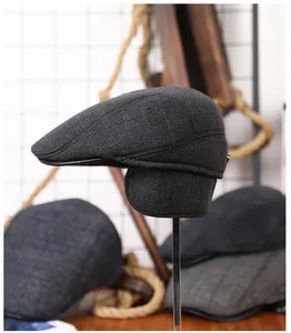 Gedetailleerde textuur van de dikke tweed pet met oorflappen en warme voering