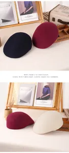 Détails des casquettes en laine en bleu marine, bordeaux et beige avec décor vintage