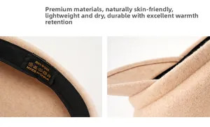 Detailweergave van de beige wollen baret met waslabel en fijne afwerking van naden