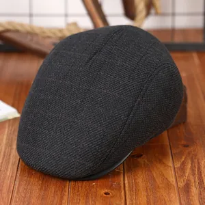 Heren flat cap in donkergrijs geruit met oorbescherming voor winterse warmte