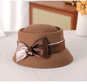 Λεπτομέρεια από κομψό μάλλινο καπέλο cloche με μεγάλο σατέν φιόγκο και κορδέλα