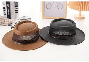 Dettaglio di cappelli di paglia a tesa larga con rete traspirante e cinturini in pelle