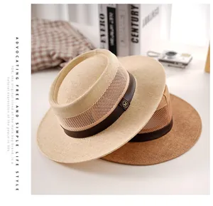 Dettaglio dei cappelli di paglia traspiranti con corona a rete e logo M in metallo