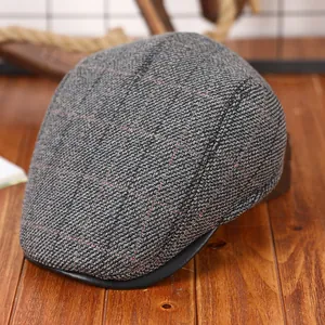 Retro heren pet met grijs ruitpatroon en zwarte lederen klep voor herfst en winter