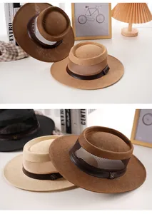 Dettaglio della maglia traspirante e nastro con logo in metallo su cappello di paglia
