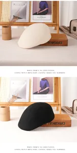 Vue détaillée de casquettes plates en laine beige et noire avec un style vintage