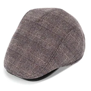 Heren winter flat cap van grijsbruine tweed met blauwe ruit en fleece voering