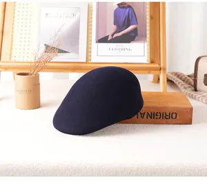 Béret classique en laine bleu marine posé sur une table rustique au style vintage