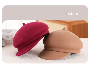 Detailopname van wollen baretmutsen in bordeaux en kaki op een herfstachtige tafel