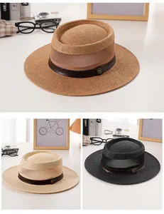 Dettaglio di un cappello di paglia traspirante con trama a rete, fascia in pelle e logo M