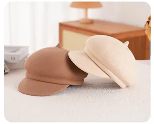 Detailweergave van wollen winterbaretten in bruin en beige met warme wollen textuur