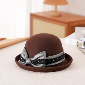 Cappello cloche in lana marrone con fiocco in raso grigio e pizzo in stile vintage