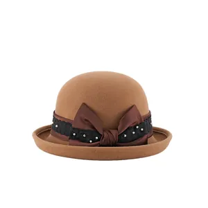 Elegante cappello cloche in lana cammello con fiocco di raso, pizzo nero e perline