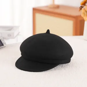 Klassieke zwarte wollen baret met korte klep voor dames in winterse buitenstijl