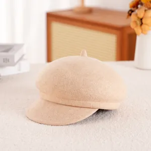 Beige dames baretpet van wolvilt met gebogen klep, stijlvol hoofdbedekking voor de herfst