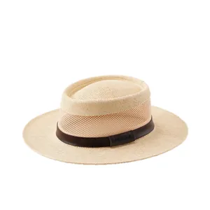 Cappello di paglia a tesa larga con corona in rete e nastro in pelle per la protezione solare