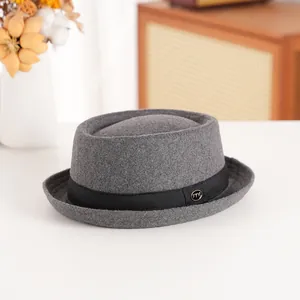 Vintage British Style Pork Pie Hat For Men Women Classic Polyester Felt Fedora With Ribbon And Metal Badge Warm Hat
