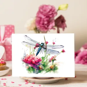 Biglietto di auguri con libellula, fiori acquerello e scatola regalo a pois rosa