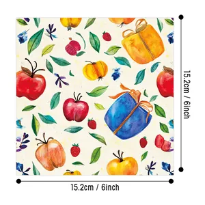 Vue détaillée du papier scrapbooking aquarelle 6x6 pouces avec motifs de pommes et cadeaux