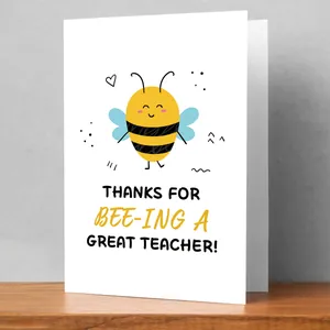 Detalle de una tarjeta de agradecimiento para profesores con diseño de abeja