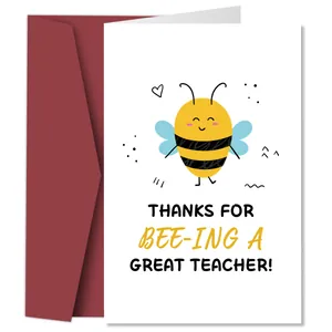 Detalle de tarjeta de agradecimiento para profesores con abeja y sobre rojo oscuro