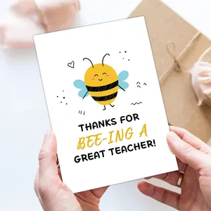 Primer plano de una tarjeta de agradecimiento para profesores con abeja y juego de palabras