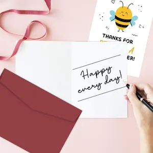 Detalle de set de tarjetas para profesores con texto y elegante sobre rojo