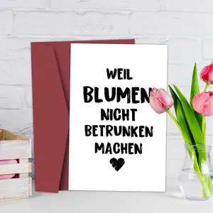 Tarjeta de felicitación alemana con sobre granate y tulipanes rosa en fondo blanco