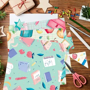 Papier de scrapbooking Rentrée Scolaire avec motifs de dessins animés sur table en bois