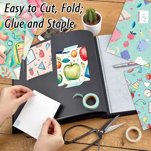 Détail de scrapbooking DIY avec du papier à motifs d'école et des ciseaux de précision