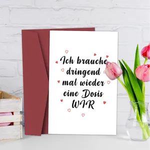 Detalle de la tarjeta de felicitación alemana con corazón y sobre rojo oscuro a juego