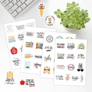 Autocollants étanches pour enseignants pour gourdes et ordinateurs sur un bureau blanc