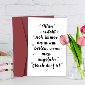 Tarjeta de felicitación alemana con sobre rojo oscuro y tulipanes rosas en un jarrón de cristal