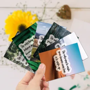 Détail montrant des cartes d'affirmation avec paysages et citations inspirantes