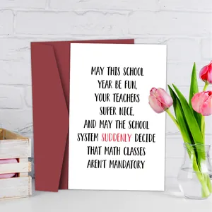 Detalle de tarjeta de agradecimiento para profesores y sobre granate con flores