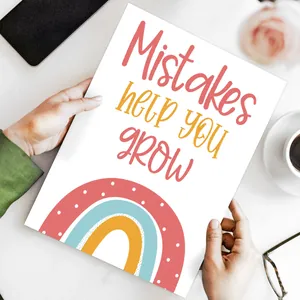 Makroaufnahme des 'Mistakes help you GROW' Posters mit einem Regenbogen-Illustrationsdetail