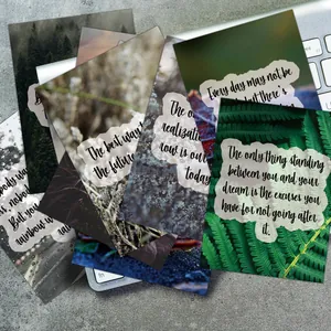 Lot de 30 cartes d'affirmation avec paysages et citations motivantes sur bureau en pierre