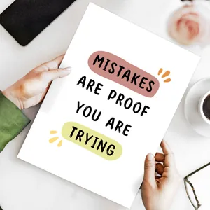 Détail de l'affiche inspirante Mistakes Are Proof You Are Trying sur un bureau propre