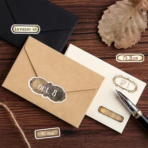 Détail d'autocollants rétro étanches sur enveloppes avec police vintage et fond en bois