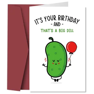 Divertida tarjeta de cumpleaños con pepinillo, sobre burdeos y diseño de juego de palabras