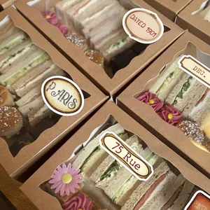 Détail d'autocollants rétro sur des boîtes à sandwichs en kraft pour buffets