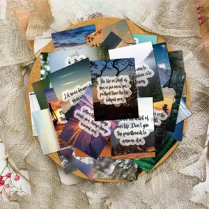 Détail de cartes d'affirmation de paysages esthétiques posées sur un support en liège