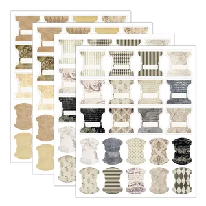 Dettaglio di quattro adesivi decorativi vintage con strisce e motivi floreali