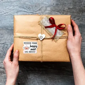 Adesivi creativi Happy Mail per confezioni regalo mostrati su una scatola con spago
