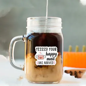 Dettaglio di un adesivo Happy Mail con motivo a cuore su un barattolo di vetro decorativo
