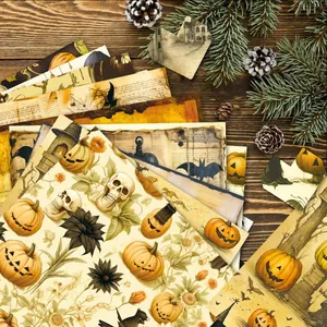 Nahaufnahme von Vintage Halloween Scrapbook-Papier mit Kürbis, Schädel und Fledermaus