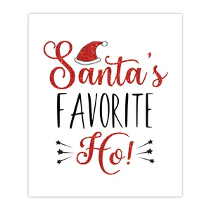 Dettaglio dell'adesivo natalizio glitterato Santa's Favorite Ho! su sfondo bianco